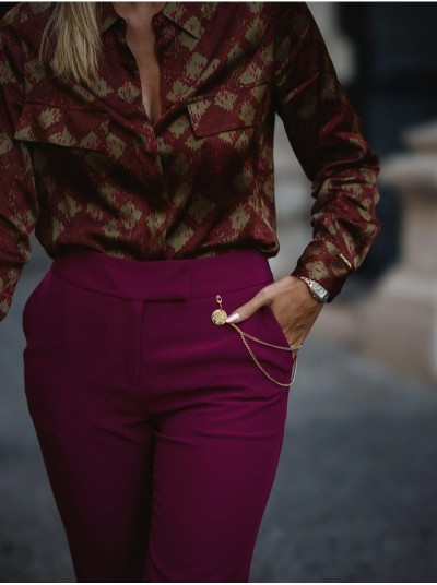 Calça corte reto com detalhe corrente
