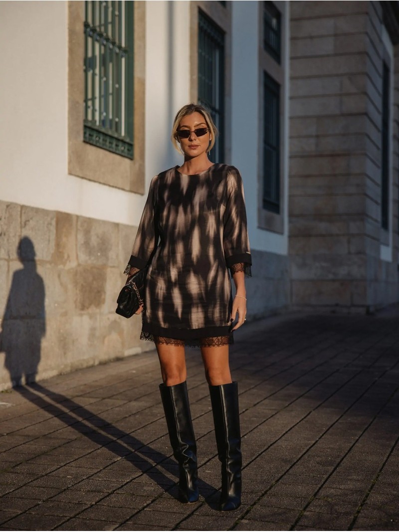 Vestido estampado com detalhes em renda