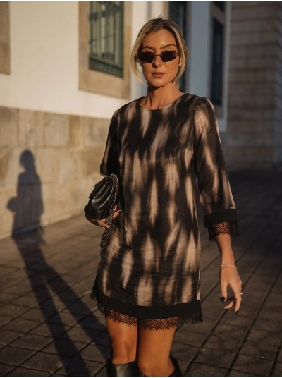 Vestido estampado com detalhes em renda