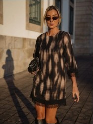 Vestido estampado com detalhes em renda