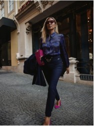 Calça com detalhe de corrente