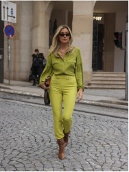 Calça com detalhe de aplicações no cinto