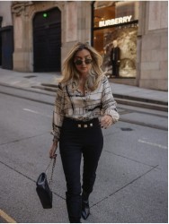 Calça com três rebites personalizados