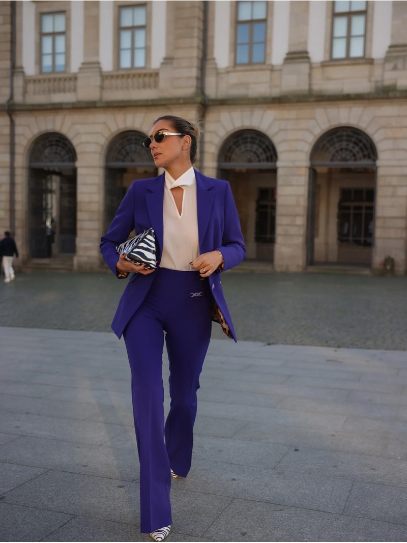 Calça corte de sino com aplicações metálicas