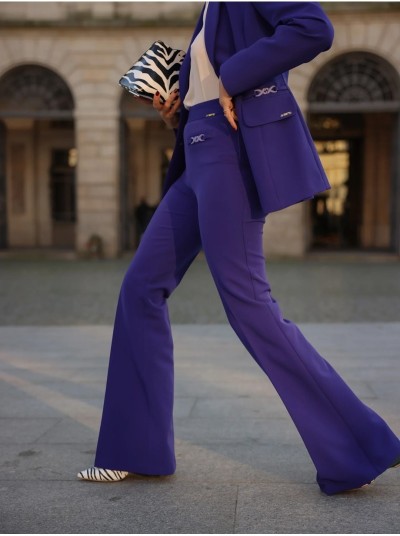 Calça corte de sino com aplicações metálicas