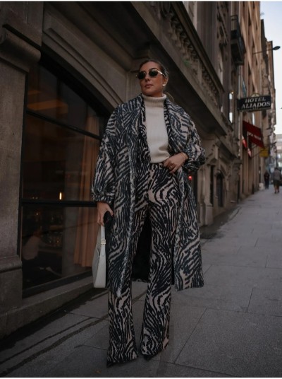 Calça estampada corte de sino 