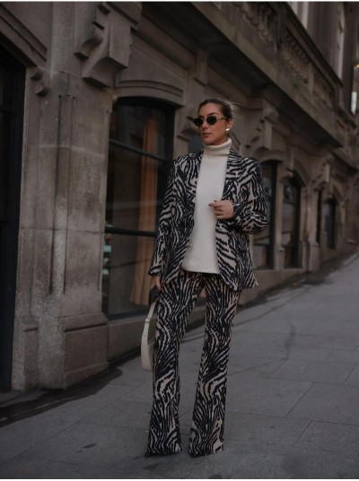 Calça estampada corte de sino 