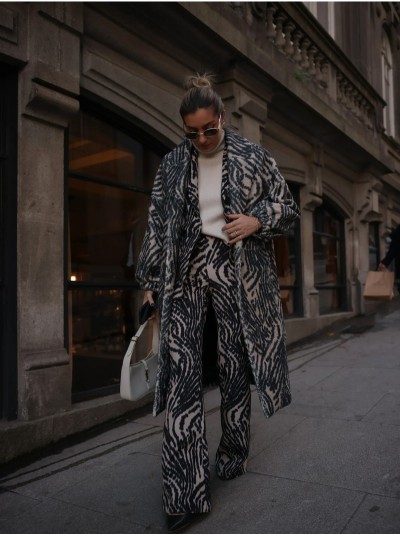Calça estampada corte de sino 