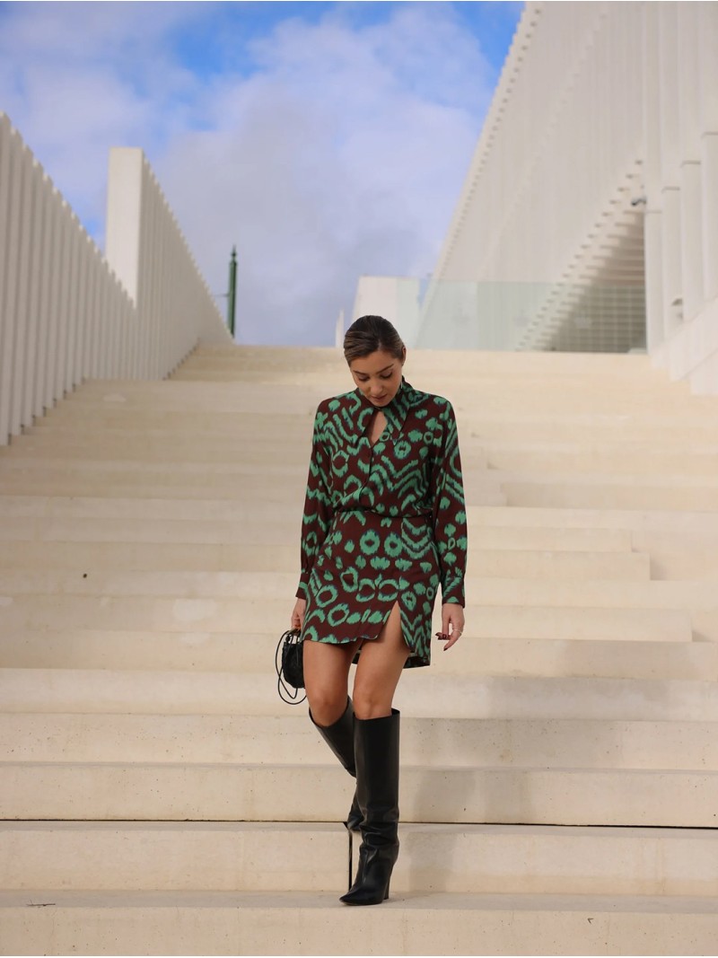 Blusa estampada com detalhe de abertura frontal