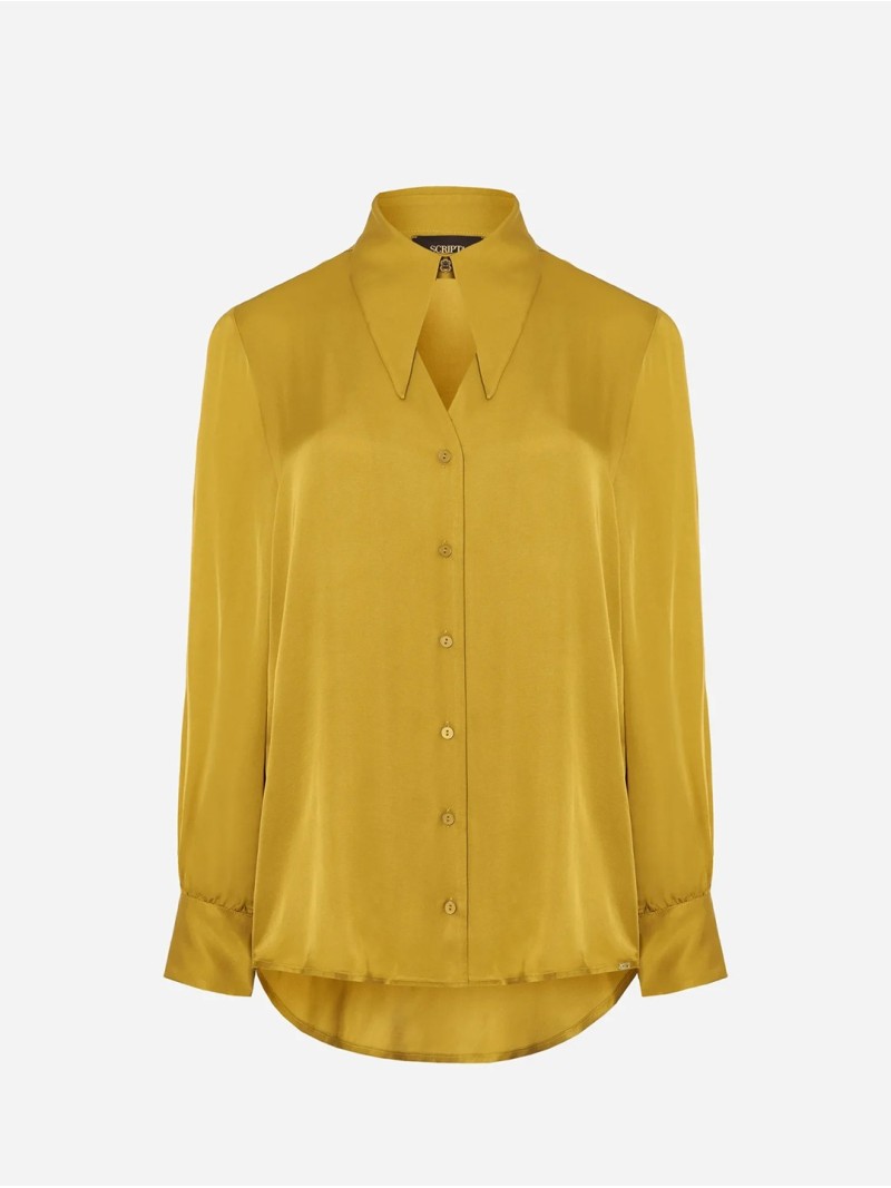 Blusa lisa com detalhe de abertura frontal