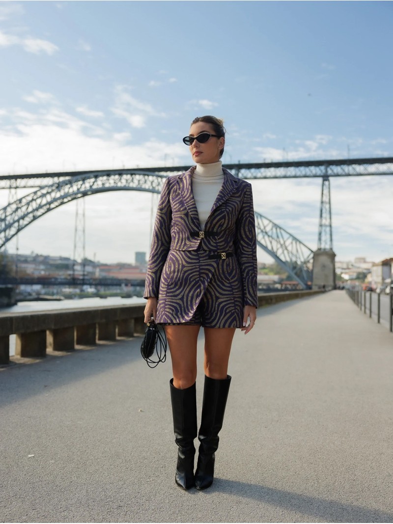 Blazer curto em jacquard com detalhe de alamar