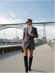 Blazer curto em jacquard com detalhe de alamar