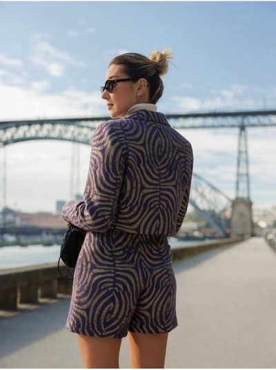 Blazer curto em jacquard com detalhe de alamar