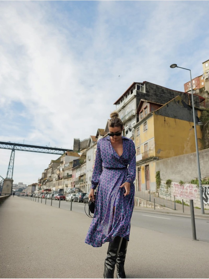 Vestido estampado com decote cruzado