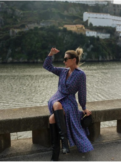 Vestido estampado com decote cruzado