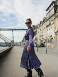 Vestido estampado com decote cruzado