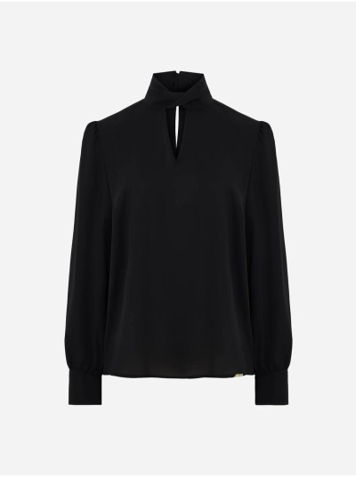 Blusa com abertura no decote e detalhe de torção