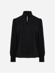 Blusa com abertura no decote e detalhe de torção