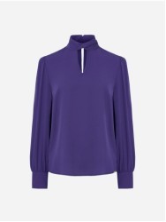 Blusa com abertura no decote e detalhe de torção