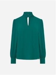 Blusa com abertura no decote e detalhe de torção
