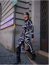 Vestido midi estampado com detalhe de cinto