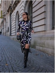 Vestido midi estampado com detalhe de cinto