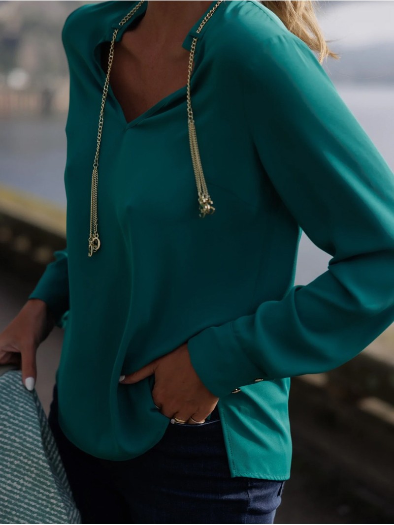 Blusa lisa com detalhe de corrente