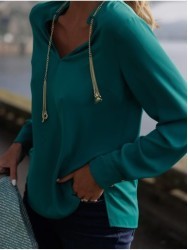 Blusa lisa com detalhe de corrente