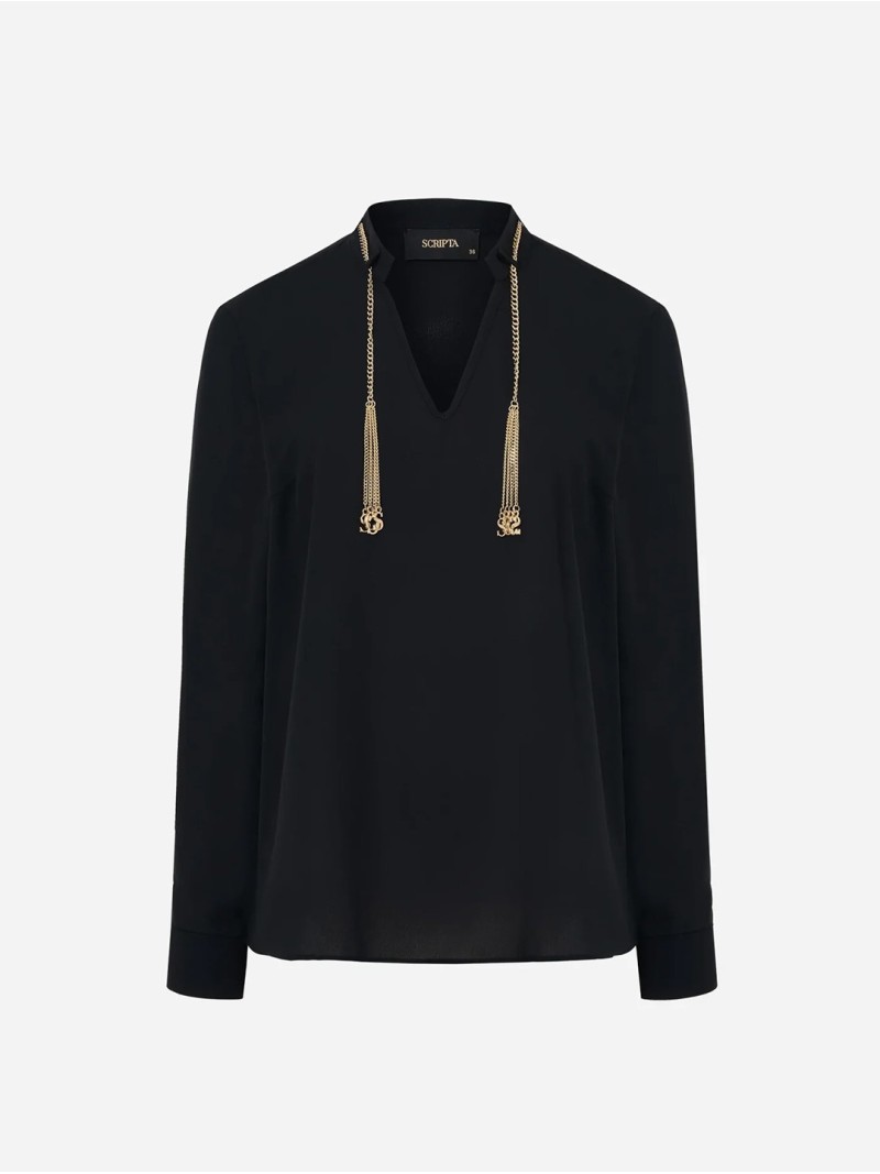 Blusa lisa com detalhe de corrente