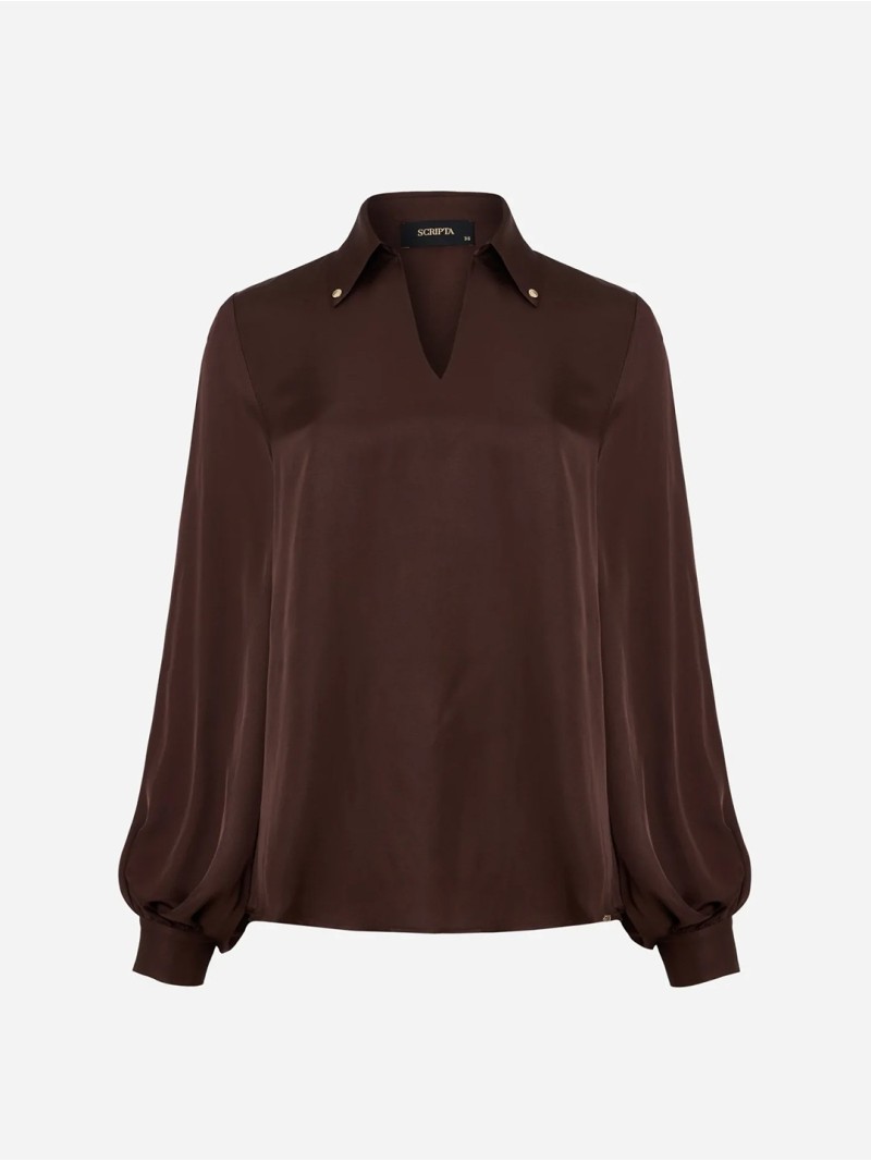 Blusa com detalhe de rebites SC na gola