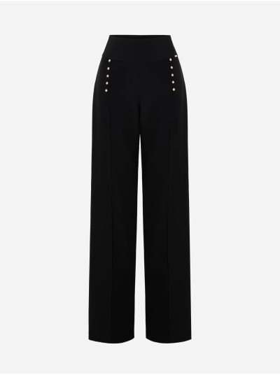 Calça corte reto com detalhe de rebites 