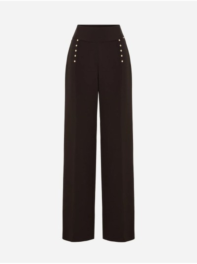 Calça corte reto com detalhe de rebites 