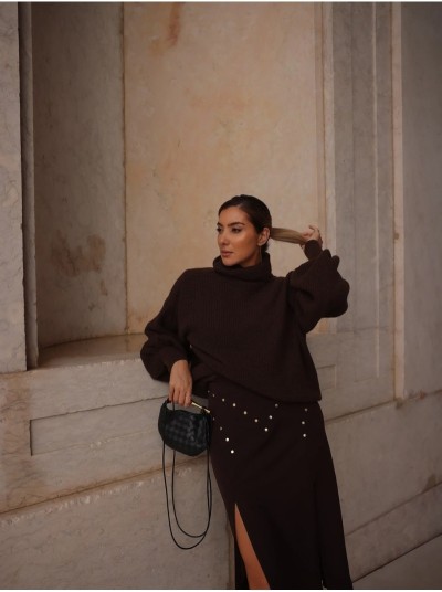 Saia de comprimento midi com detalhe de rebites