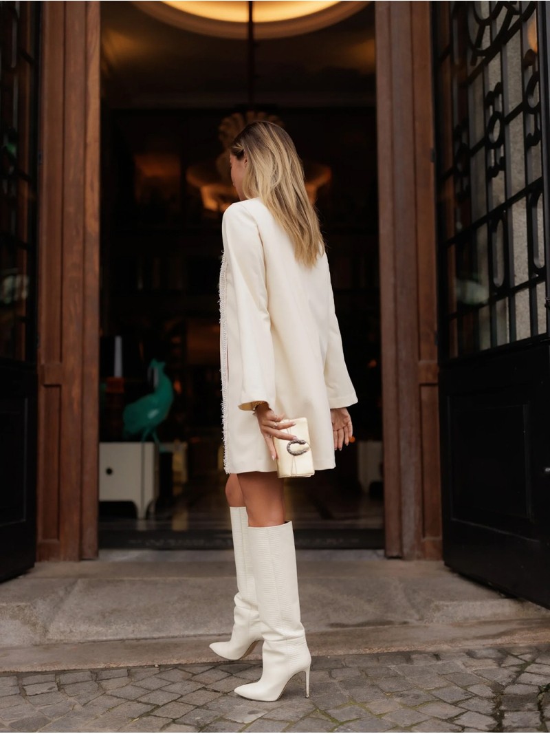Vestido corte em A e detalhe de fita fantasia
