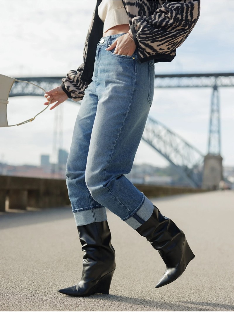 Calça corte solto com detalhe de beirola
