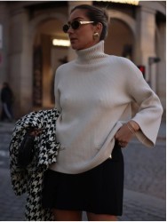 Camisola com efeito canelado e detalhe de corrente