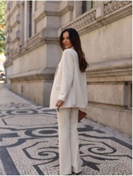Calça de corte boca de sino e aplicação metálica