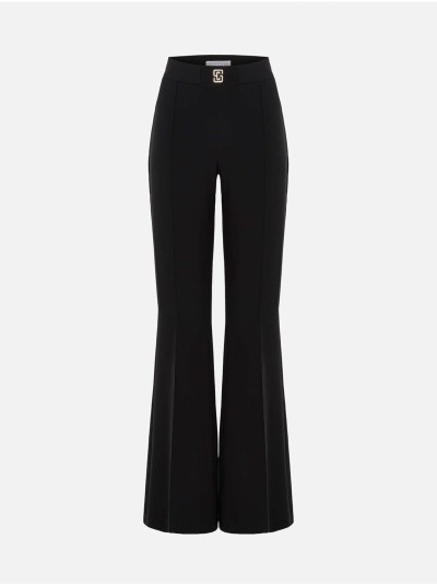 Calça de corte boca de sino e aplicação metálica