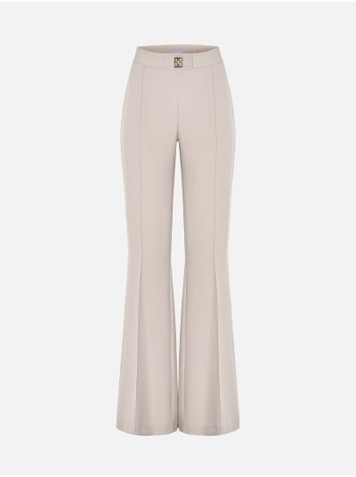 Calça de corte boca de sino e aplicação metálica