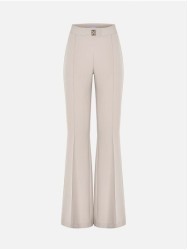 Calça de corte boca de sino e aplicação metálica