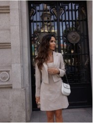 Blazer curto com colarinho de abas
