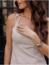 Vestido curto com detalhe de aplicação na alça