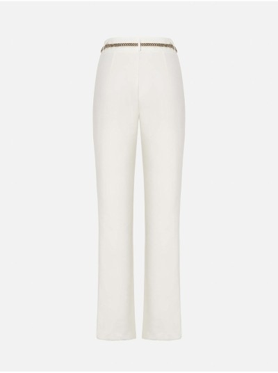Trousers with a fitted cut and a personalized chai
