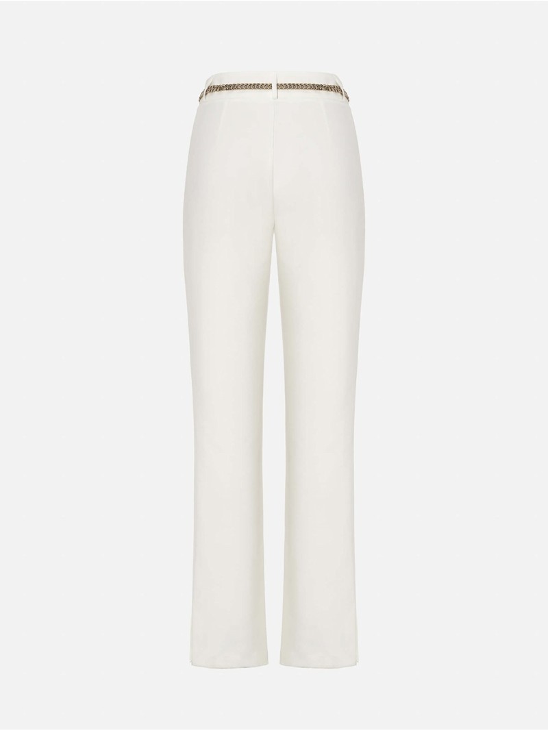 Trousers with a fitted cut and a personalized chai