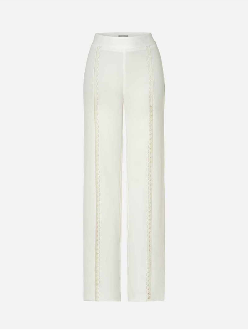 Calça com pormenores em renda