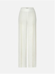 Calça com pormenores em renda