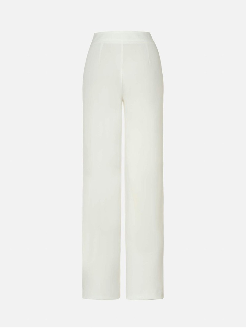 Calça com pormenores em renda