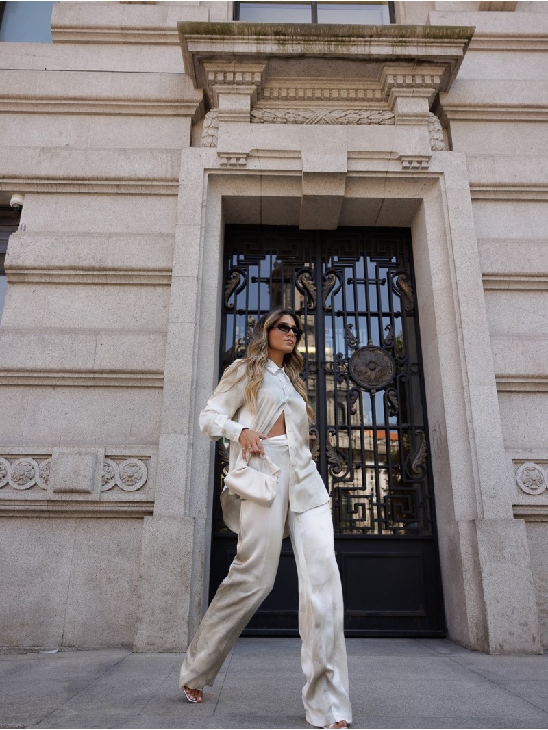 Fluid printed trousers with a straight cut