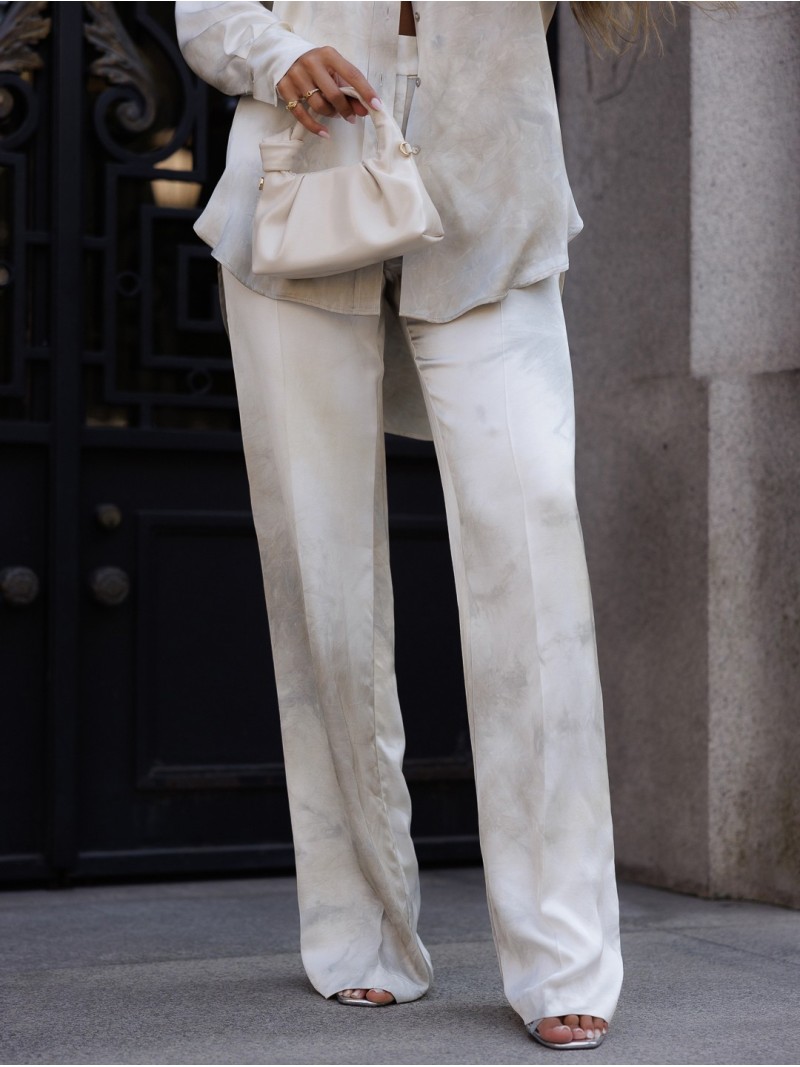 Fluid printed trousers with a straight cut