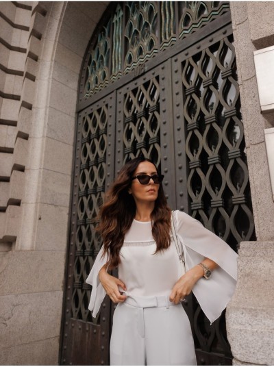 Plain trousers with a wide-leg cut